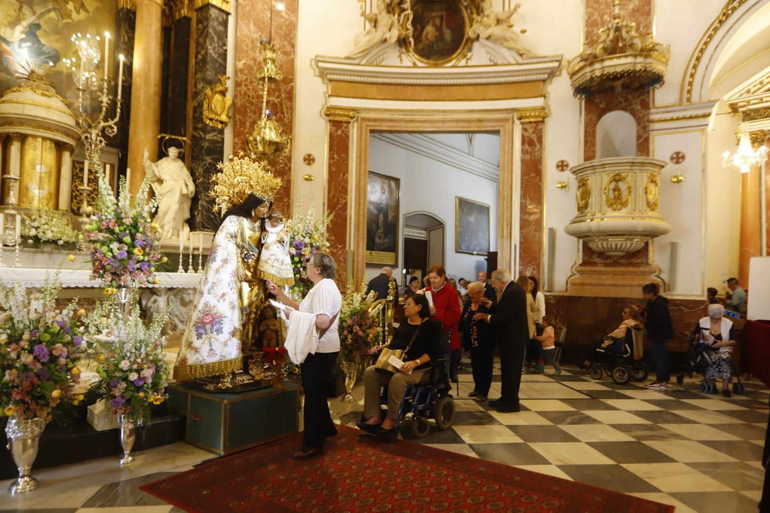 Comienza el Besamanos a la virgen pese al mal tiempo