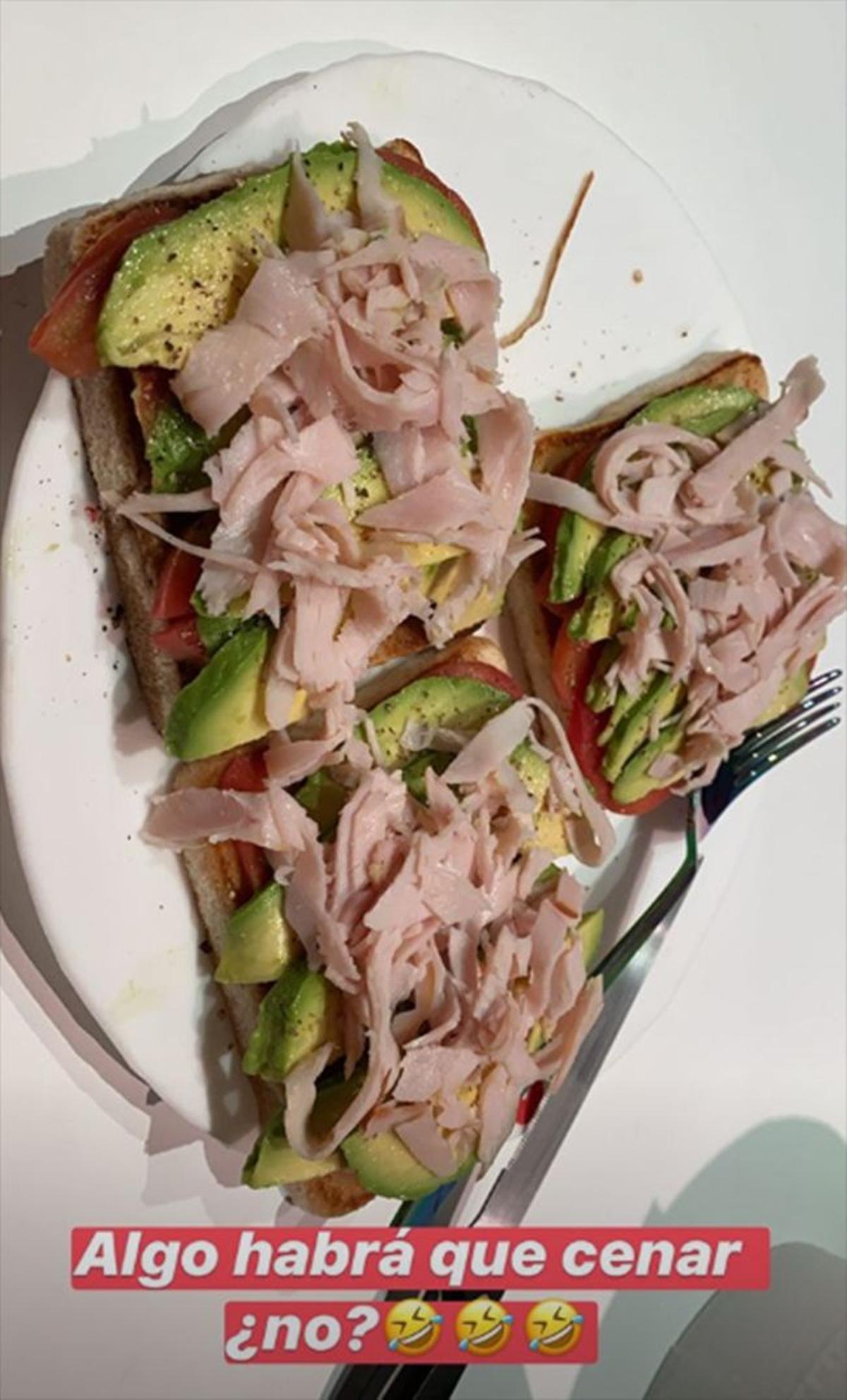 Tostadas con aguacate, pavo y tomate