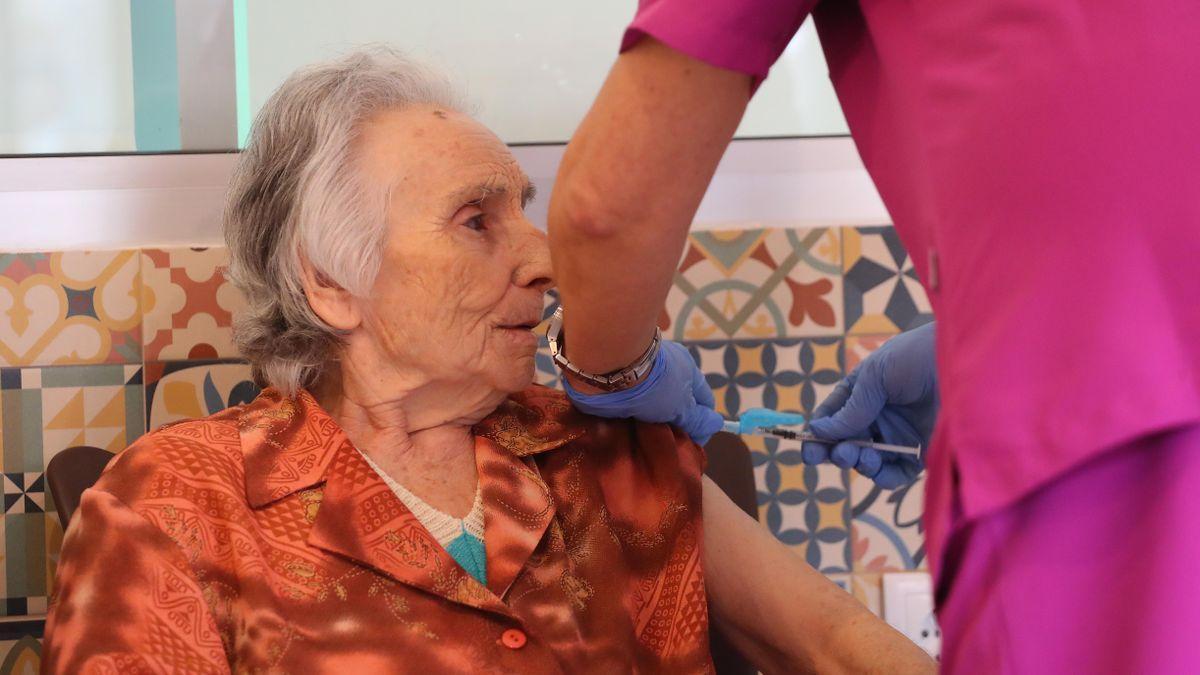 Una anciana que vive en una residencia recibe la cuarta dosis de la vacuna contra la covid, este lunes