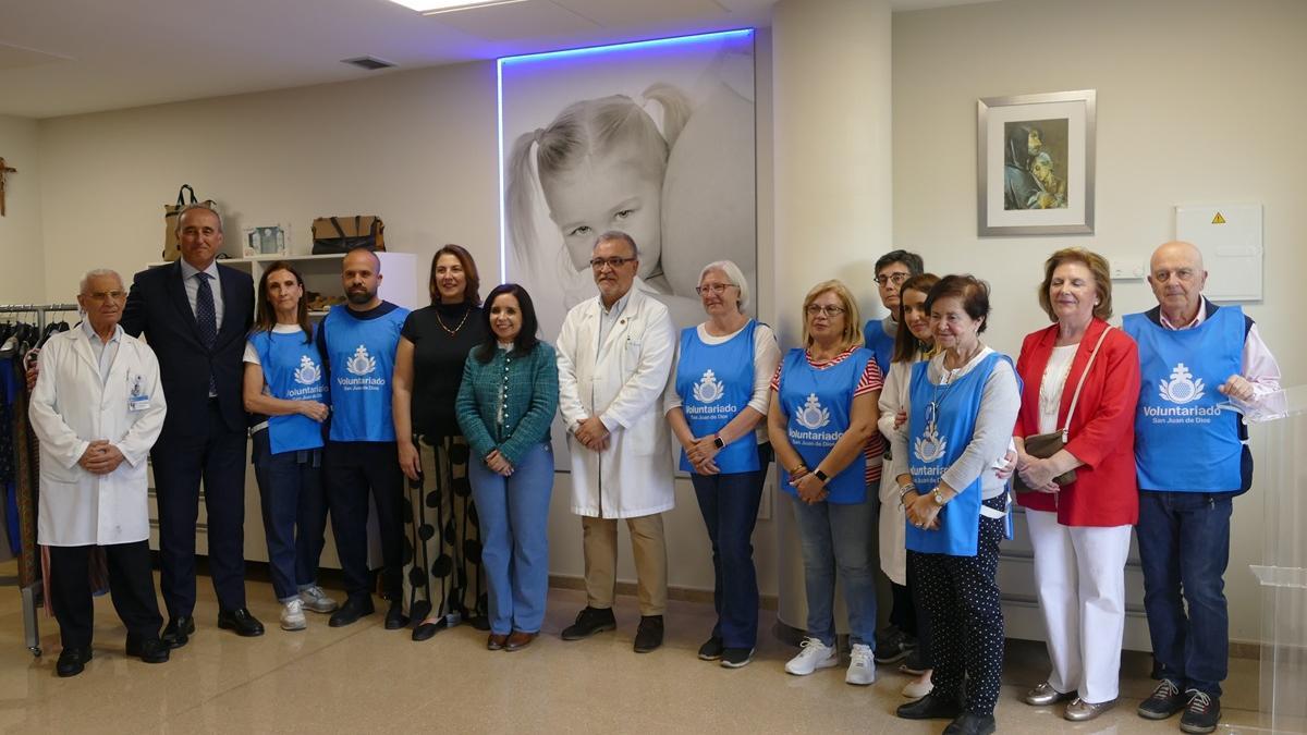 Asistentes a la inauguración de la nueva Boutique Solidaria del Hospital San Juan de Dios en Córdoba.