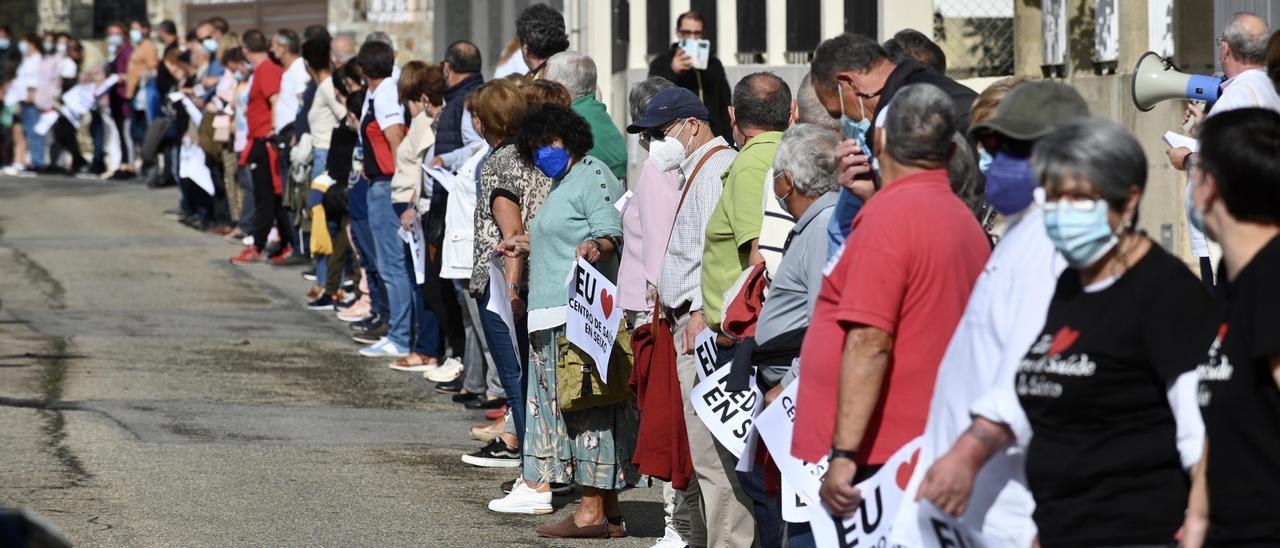 Una parte de la cadena, en la que decenas de personas se dieron las manos.