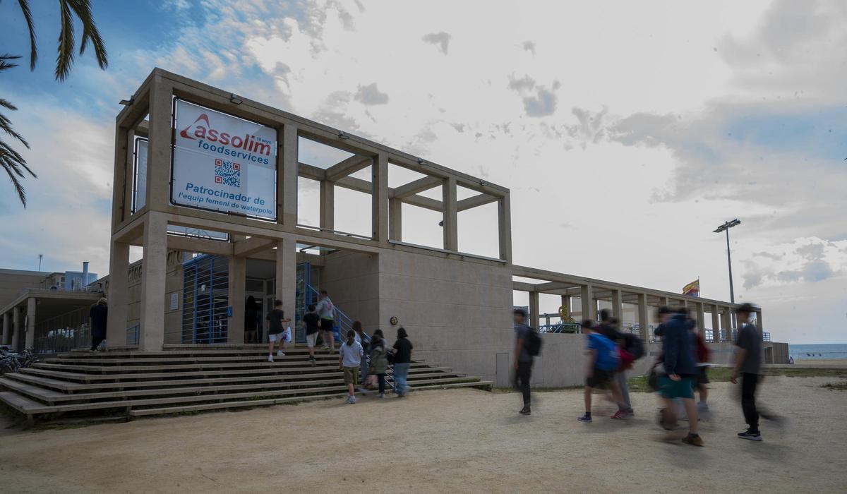 Niños entrando a las instalaciones del Centre Natació Mataró