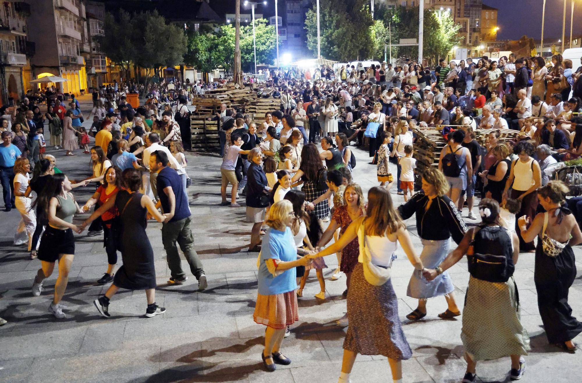 Ambientazo en las playas y plazas llenas para celebrar la noche meiga