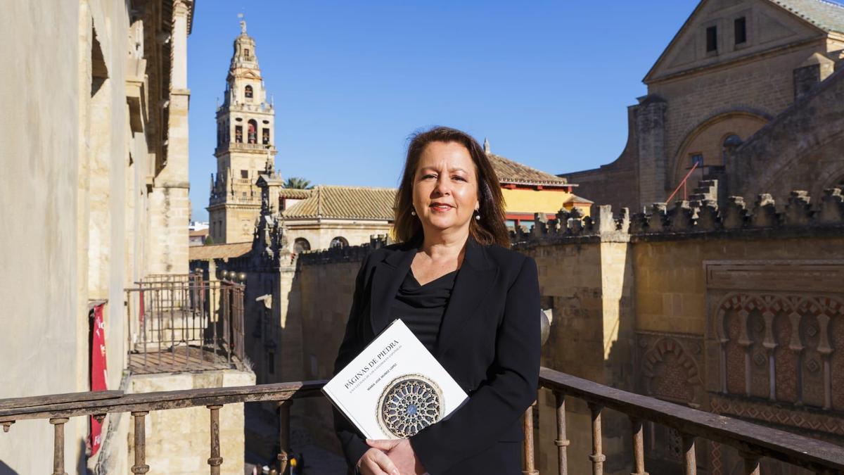 María José Muñoz con el libro que presenta este jueves.