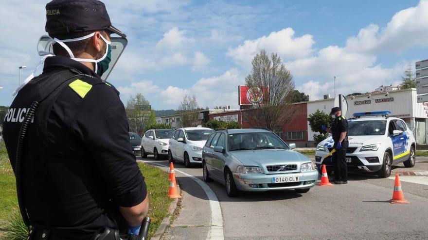 Un policia de Lloret en control.