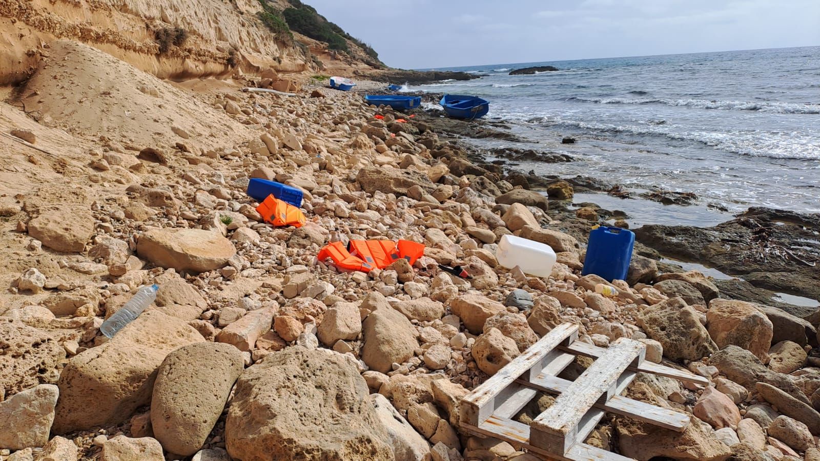 Retiran tres pateras abandonadas en Formentera
