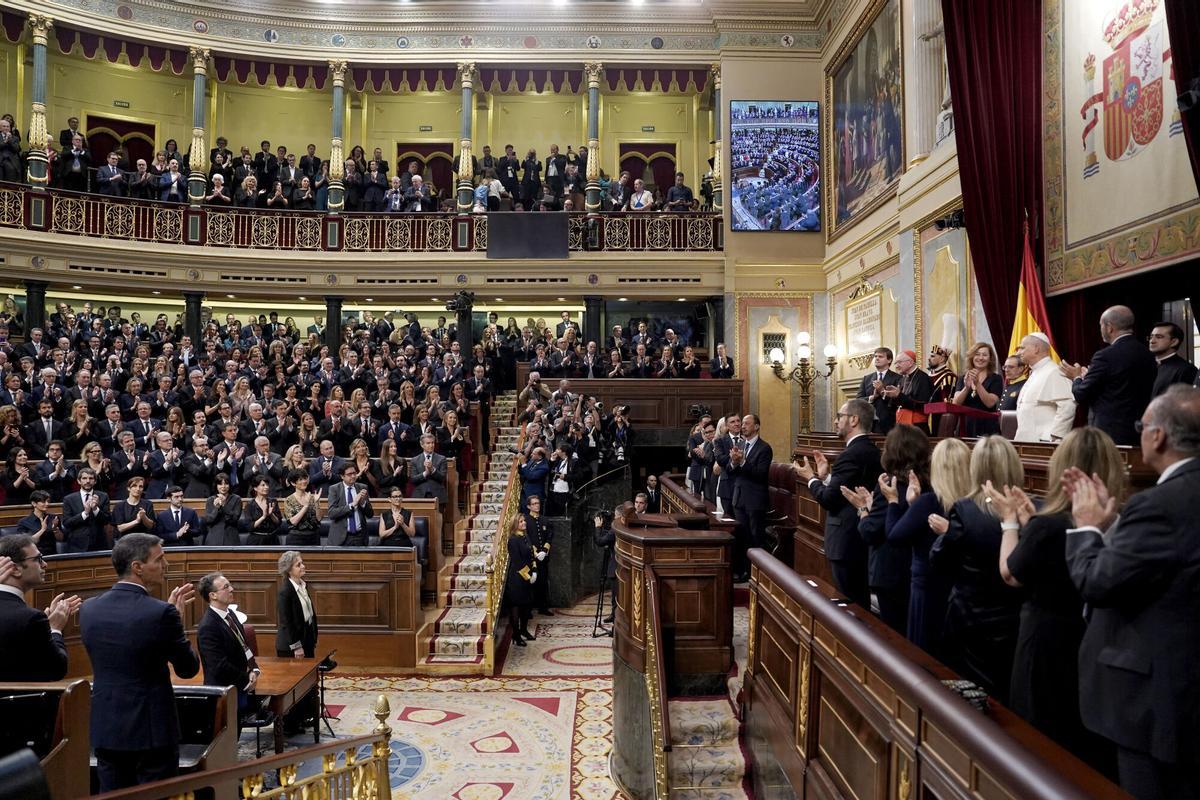 El Papa León XIV en el Congreso de los Diputados. A la izqda. Pedro Sánchez
