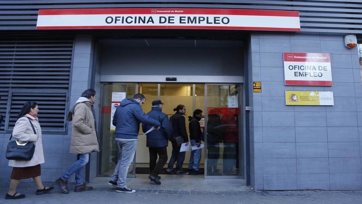 Colas en la oficina de empleo de Madrid