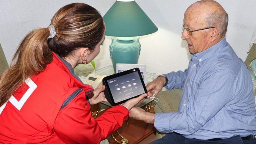 Una técnica de Cruz Roja muestra el dispositivo a un usuario de Zamora.