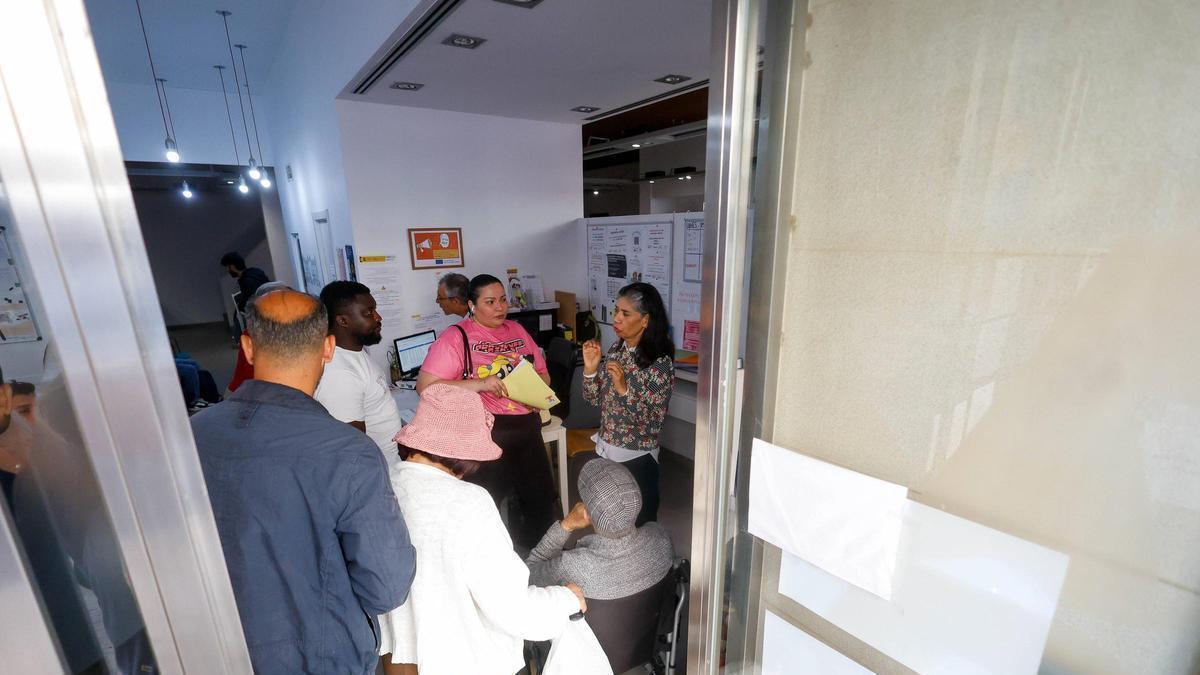 Valencia Acoge atiende a varias personas en su sede de València.