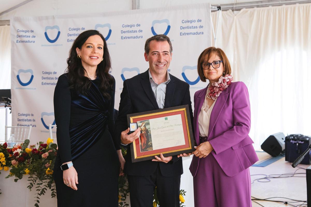 El director médico del grupo, el doctor Jesús García de Blas, ha sido reconocido con una distinción al mérito colegial por parte del Colegio Oficial de Dentistas de Extremadura.