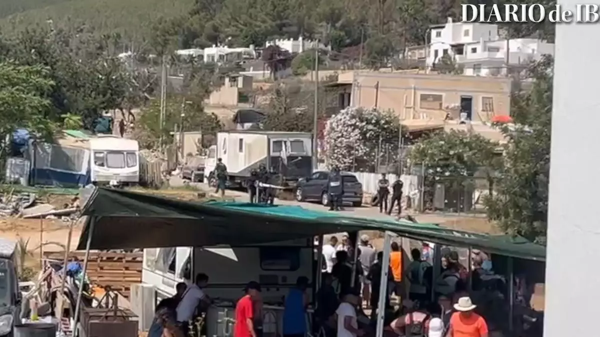 Unas 60 personas se atrincheran en el poblado chabolista de Ibiza