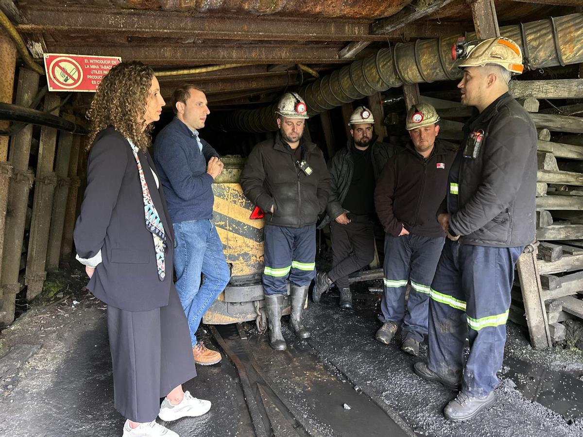 Sandra Linares y Adrián Pumares con los mineros encerrados en Mina Miura, Santiago Gonzalez, Héctor Pérez, Héctor López y José María Pérez.