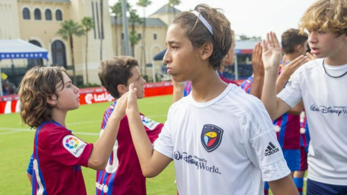 Los jugadores del Ideasport saludan a los del Barça antes del partido