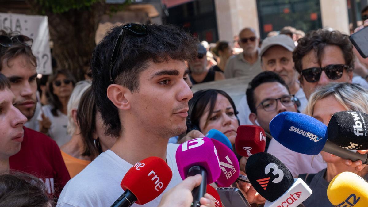 Jaume Pujol, portavoz de la plataforma, durante la concentración de esta mañana frente a la Delegación de Gobierno.