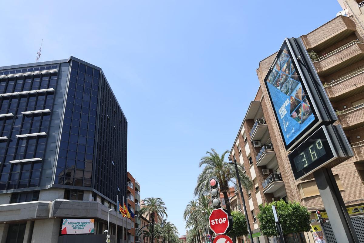 Una calle de Torrent con el termómetro marcando 36 grados.