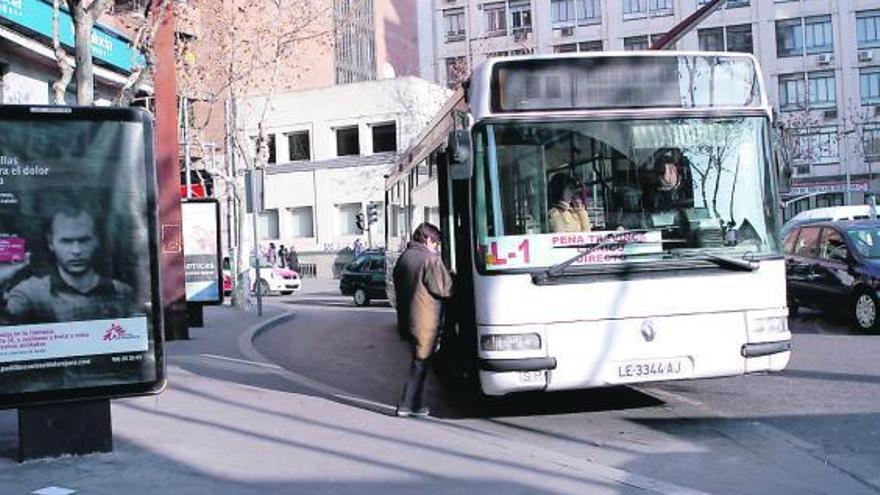 Uno de los autobuses de la flota estaciona en la parada de la plaza de Alemania para recoger a usuarios.