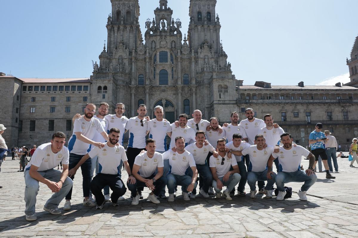 SANTIAGO DE COMPOSTELA, 26/05/2026.- La plantilla del Deportivo posa ante la catedral durante las celebraciones por su ascenso a Primera División, este martes en Santiago de Compostela. EFE/Lavandeira jr.