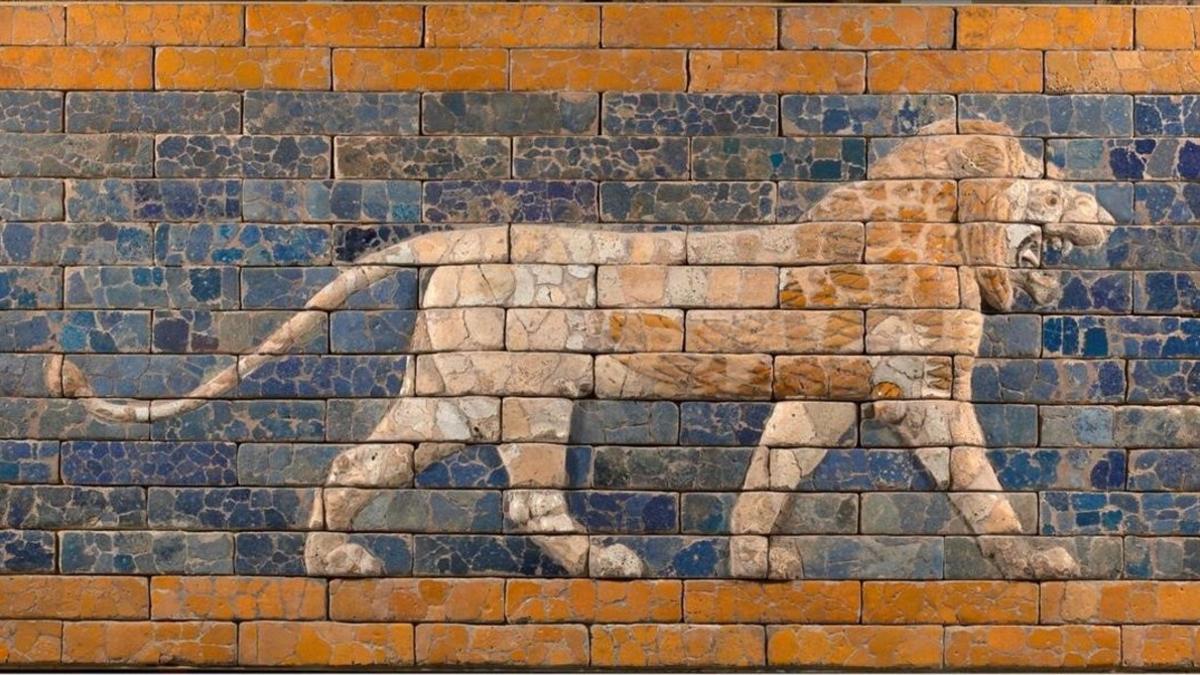 Relieve con león, símbolo de la diosa Ixtar, de la guerra y el deseo, de la vía procesional de Babilonia (hoy Irak), hacia el 575 aC., procedente del museo Staatliche de Berlín y que forma parte de la exposición del Museu del Disseny.