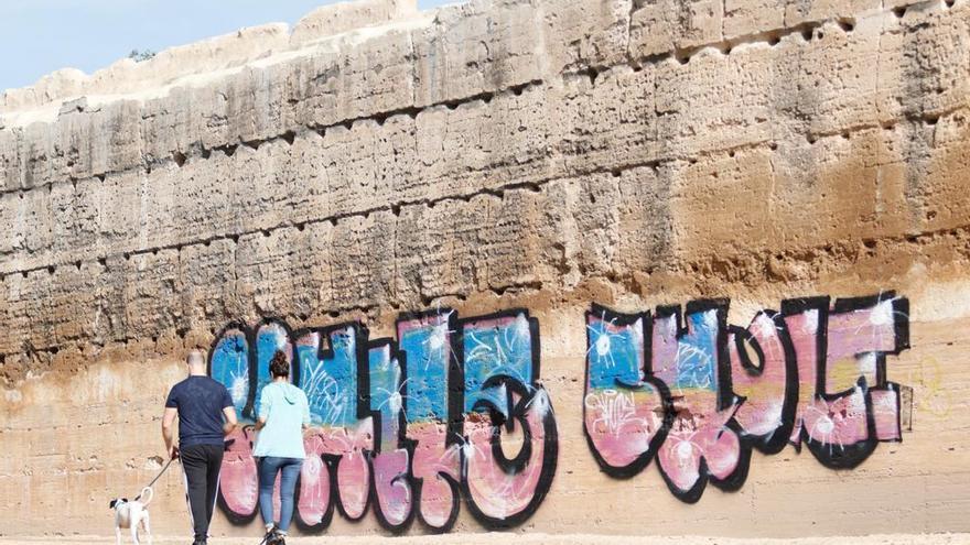 Urbanismo denunciará ante la Fiscalía las pintadas realizadas en la muralla del Marrubial