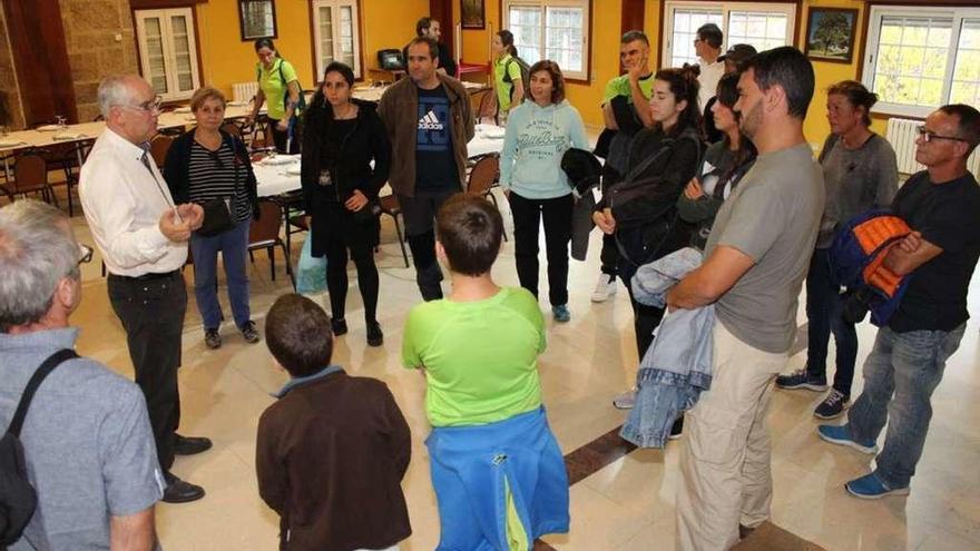 El alcalde Jorge Canda da la bienvenida a los grupos participantes. // FdV