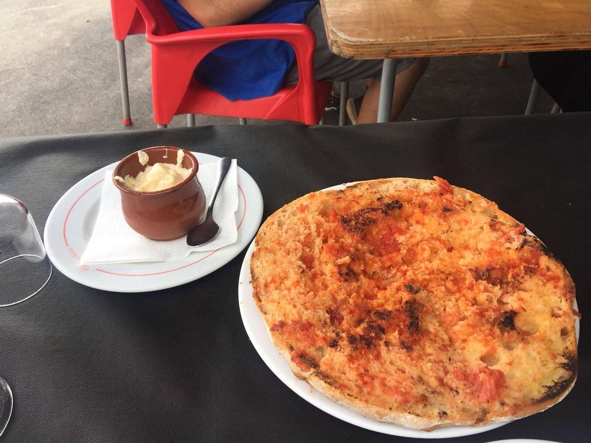 Hogaza de pan con tomate y ajoaceite de Casa Julián.