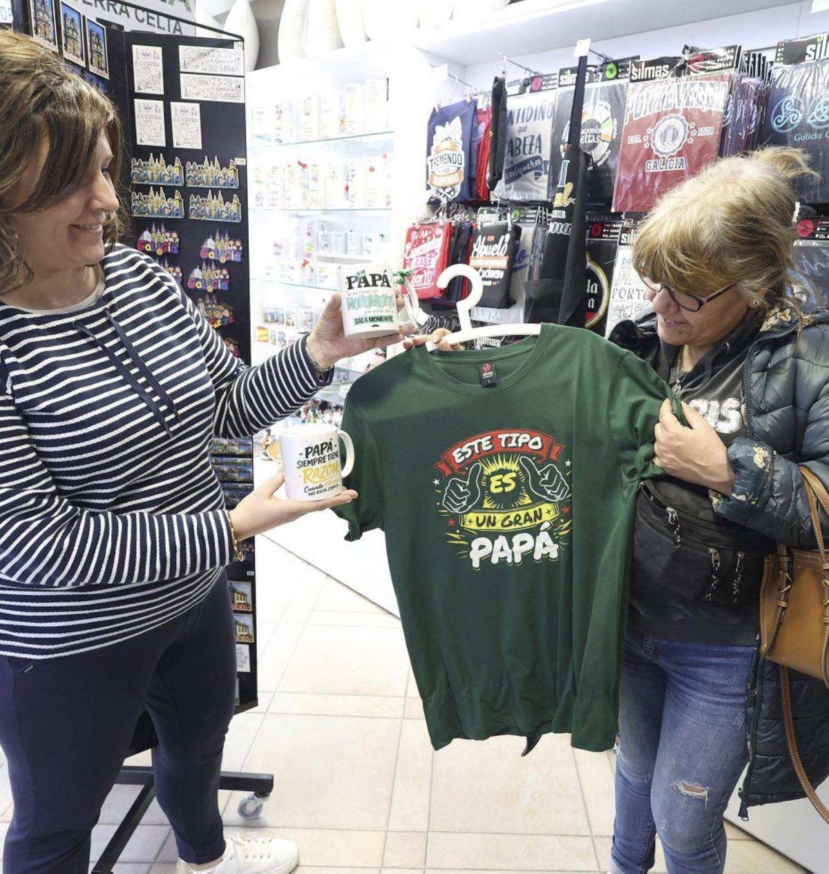 Tazas y camisetas, un clásico que nunca falla el Día del Padre. | GUSTAVO SANTOS