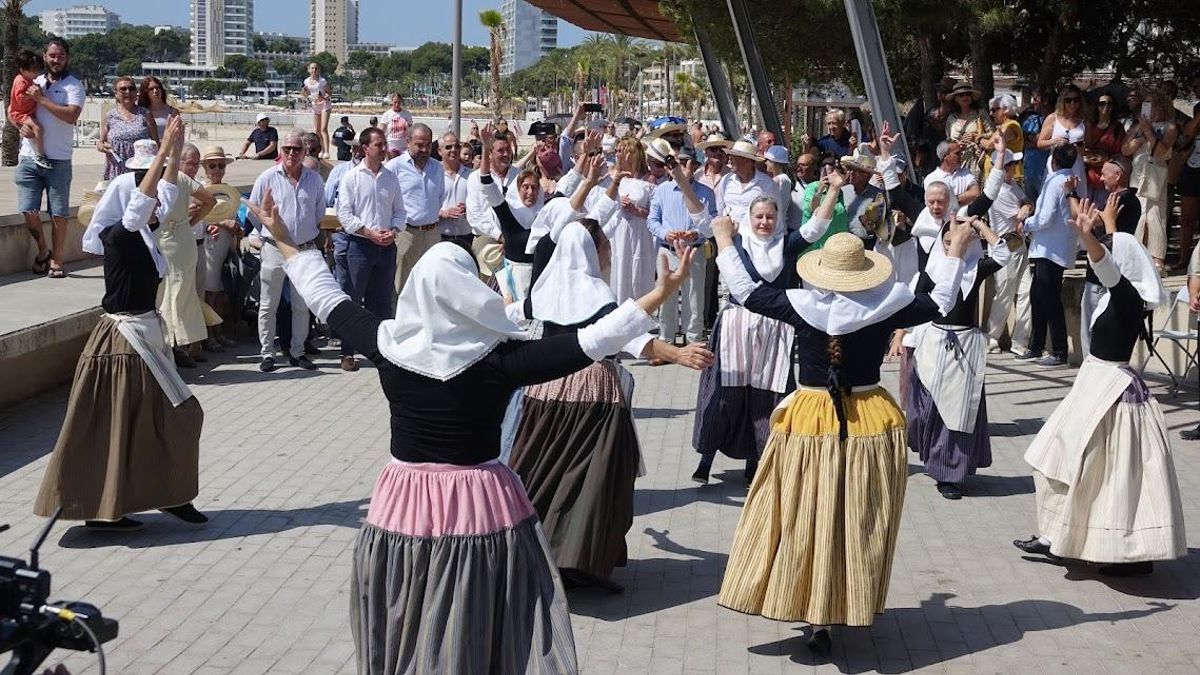 Un grupo de 'ball de bot' danza ante las autoridades y los vecinos de Calvià.