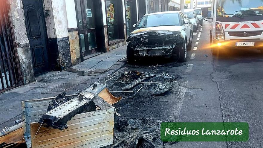 El incendio de dos contenedores en Arrecife alcanza a tres vehículos, una casa y cables de luz y teléfono