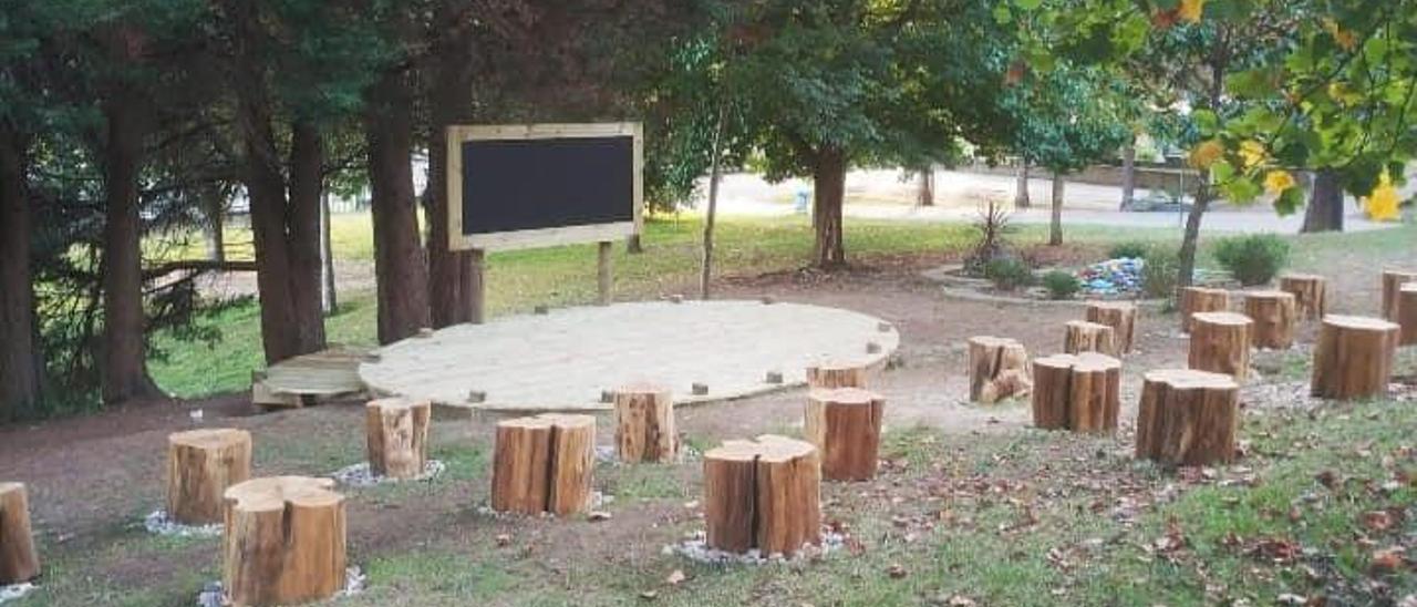 El aula exterior de madera construida en los jardines del IES Antón Alonso Ríos de Tomiño.