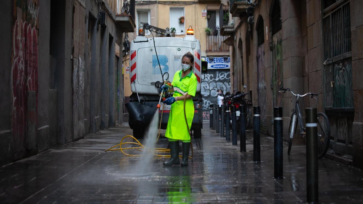Una trabajadora de la limpieza, en una calle de Barcelona.