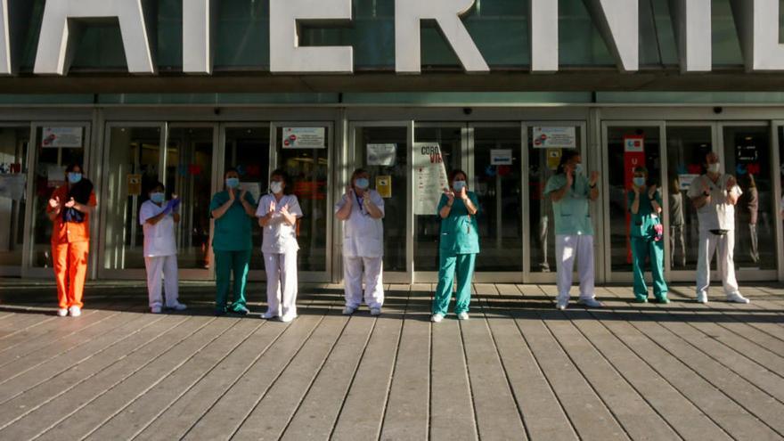 Treballadors del Gregorio Marañón, durant un acte de reconeixement a la seva tasca a les portes del centre