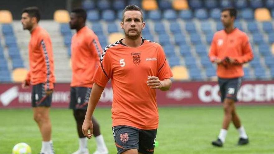 Campillo, durante un entrenamiento del Pontevedra en Pasarón. // Gustavo Santos