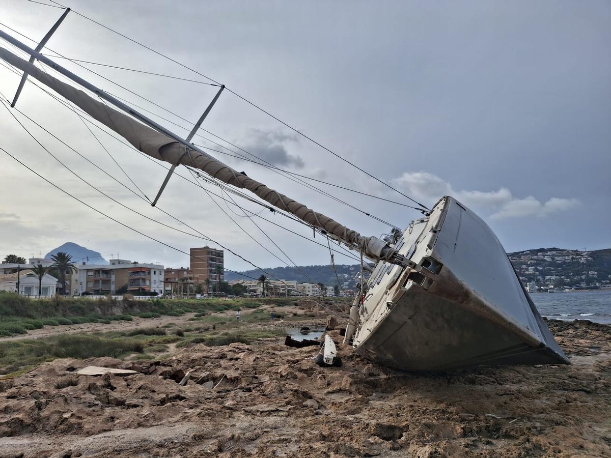 El velero de 19 metros está metido unos 15 metros en las rocas