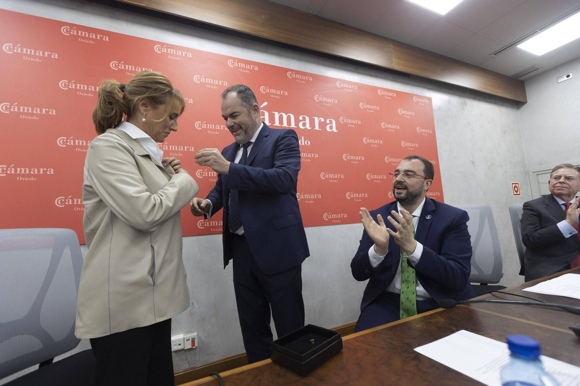 En imágenes: Obdulia Fernández recoge la Medalla de Oro de la Cámara de Oviedo