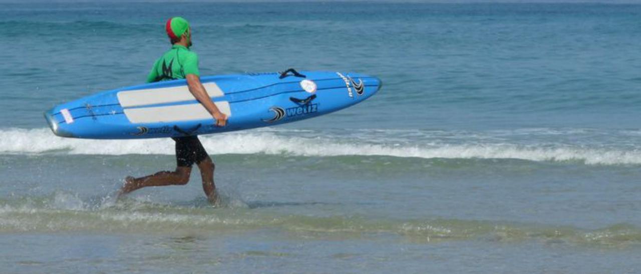 Un deportista en la playa de Razo. |   // CEDIDA