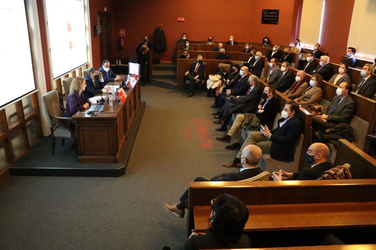 Presentación del informa ante los agentes y empresas del sector del automóvil de la comunidad.