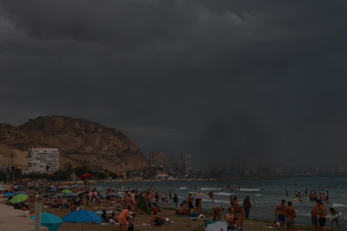 Así ha llegado la tormenta a la playa del Postiguet de Alicante