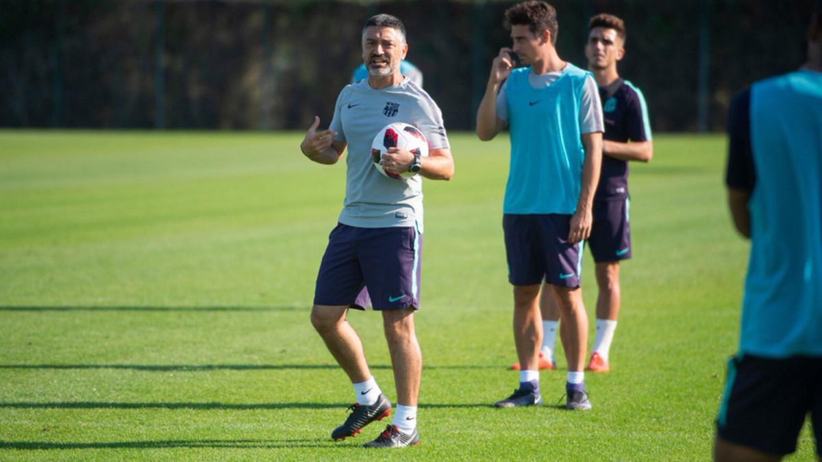 El técnico García Pimienta durante la sesión de entrenamiento de este viernes