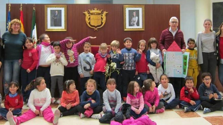 Escolares del CEIP Sánchez Albornoz de Novelda con el alcalde