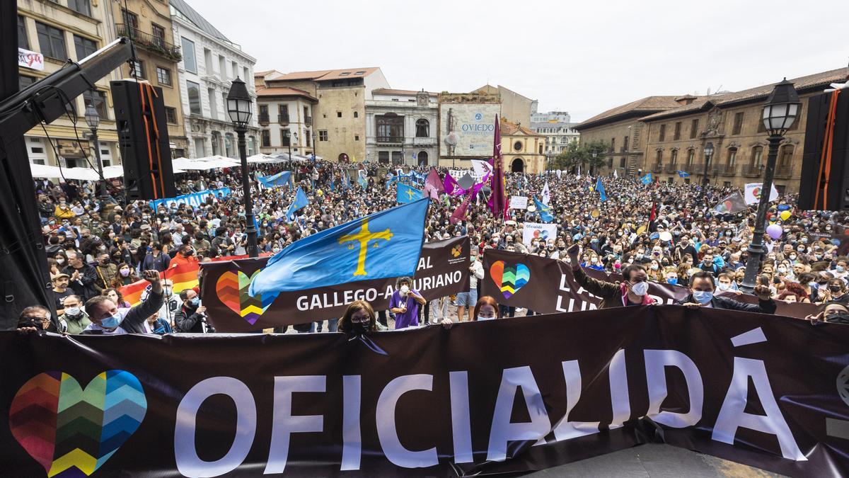 Los partidarios de la cooficialidad del asturiano se manifiestan en Oviedo