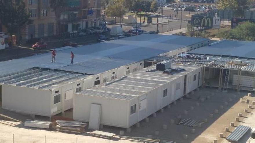 Aspecto del nuevo colegio de barracones que se está construyendo junto al hospital Peset.