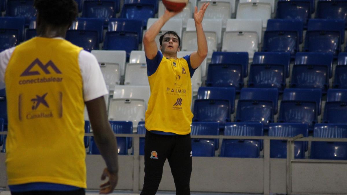 Joan Feliu lanza a canasta en el entrenamiento de este martes