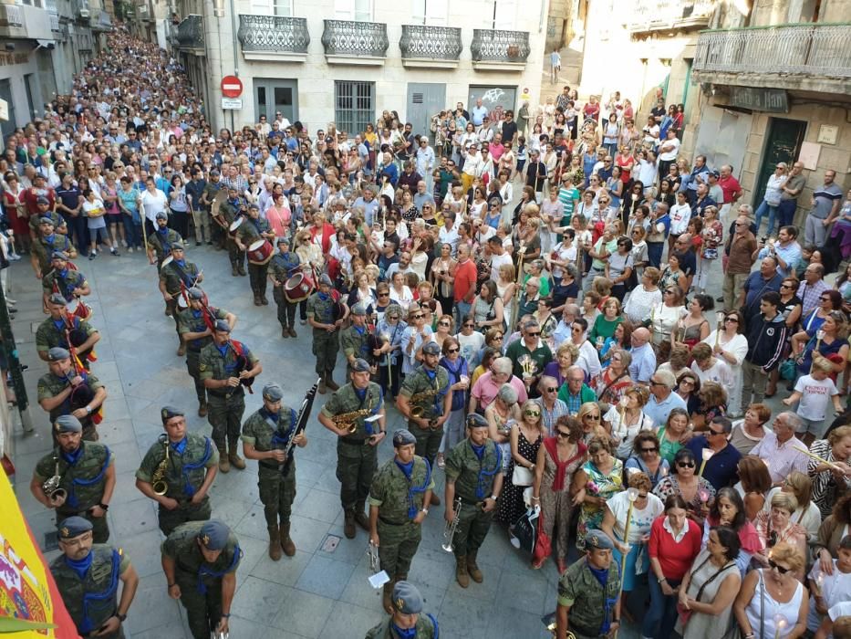 Miles de personas acompañan a la figura del Cristo de la Sal por el centro de la ciudad - Caballero y Feijóo, presentes en la cita