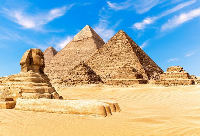 La Esfinge junto a las pirámides de Giza en el desierto de Egipto