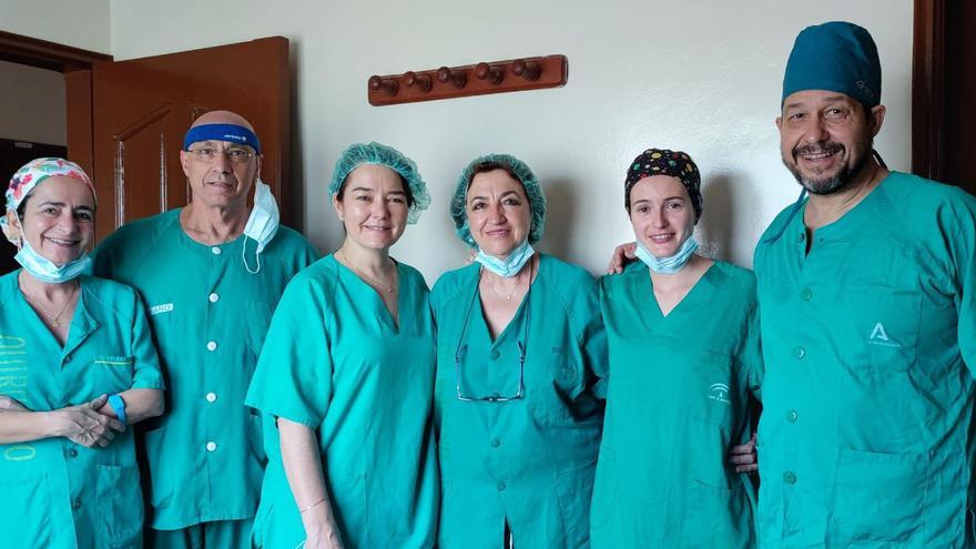 La experiencia de cinco médicos de Cabueñes operando en Benín: &quot;Estos viajes enseñan a valorar lo que tenemos aquí&quot;