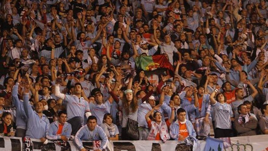 Una multitud de aficionados del Celta se desplazó hasta A Coruña para ver el derbi gallego