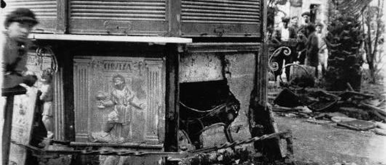 Quiosc de la plaça Fermín y Galán (plaça Tetuán) bombardejat el 23 de març de 1937.