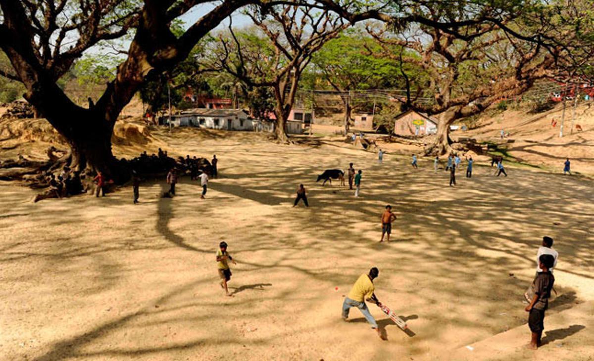Gent jugant a criquet a Bangla Desh. Gent jugant a criquet a Bangla Desh.