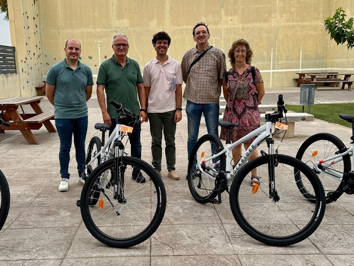 Representantes de los ayuntamientos de Albalat y Llaurí, con el director del IES Sucro.